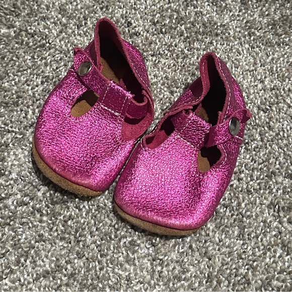 Mon Petit | soft sole t strap holographic pink | Size 5 - Picture 2 of 4